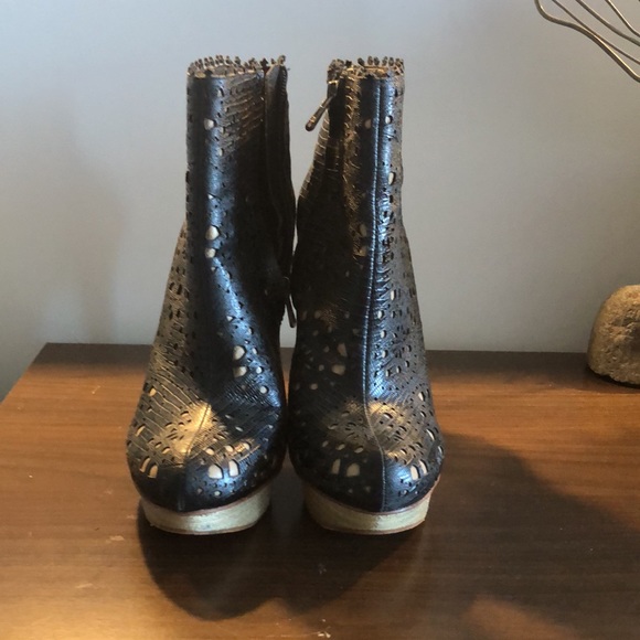 Superb BCBG high heel booties.. - Picture 3 of 4